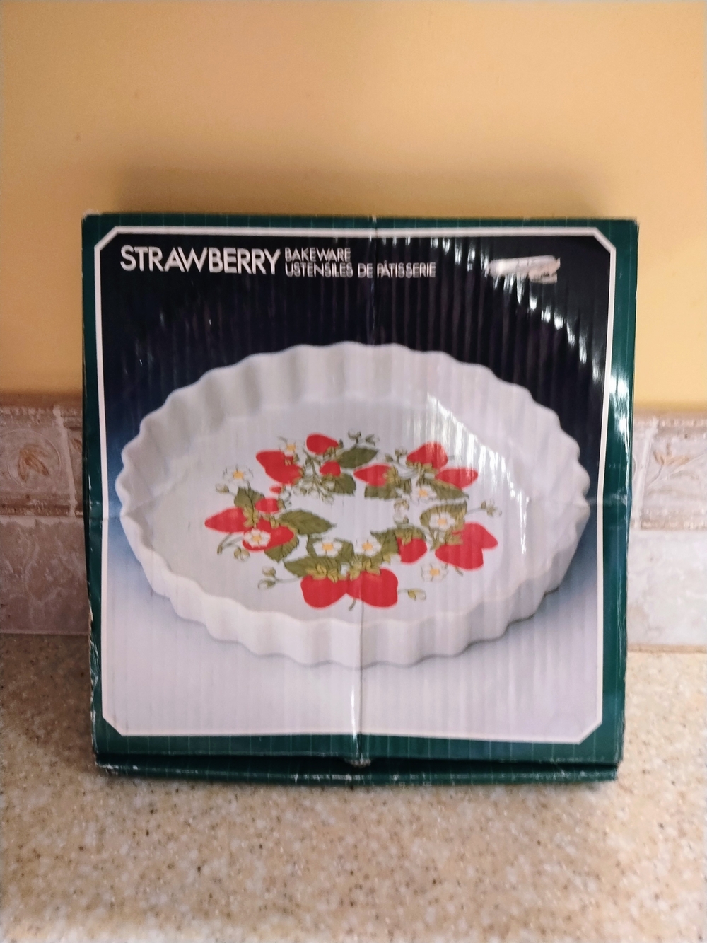 New in the box Vintage Stoneware strawberry quiche/tart  baking dish